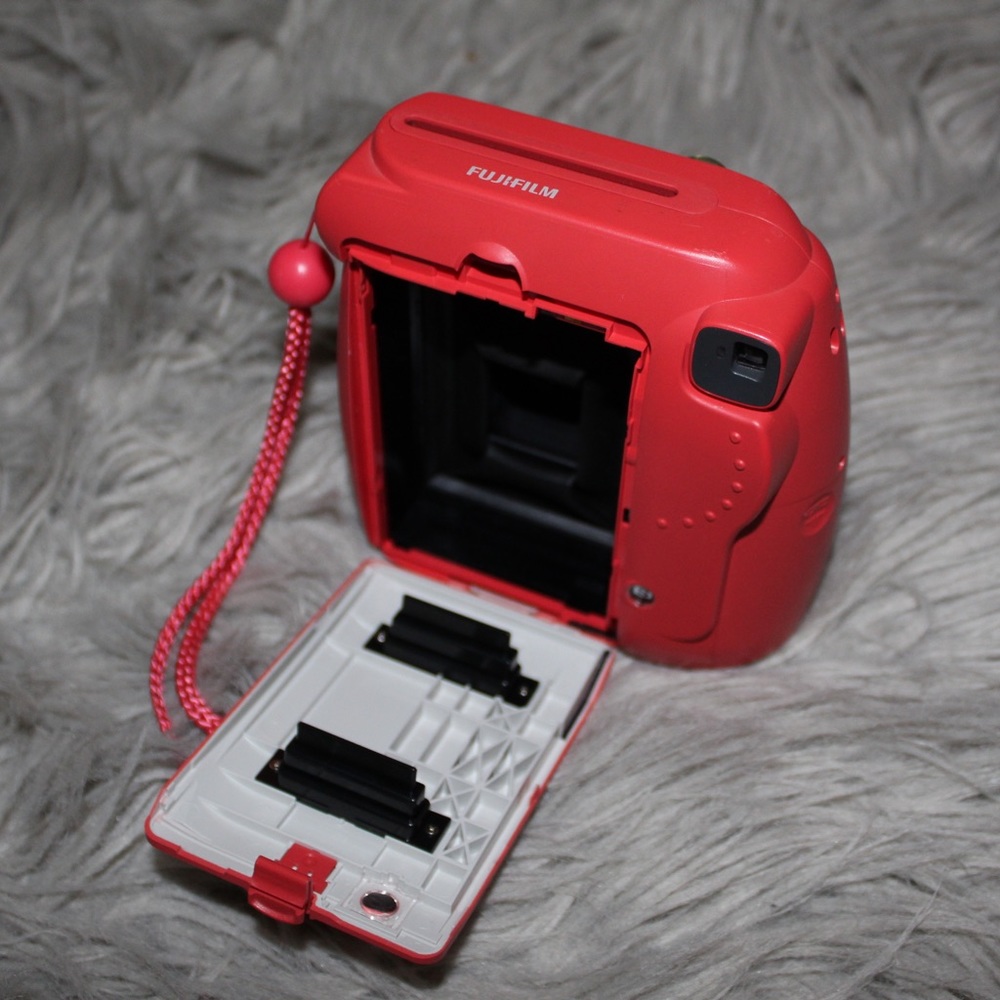 Fuji Instax Mini 8 Camera Raspberry - Picture 3 of 3
